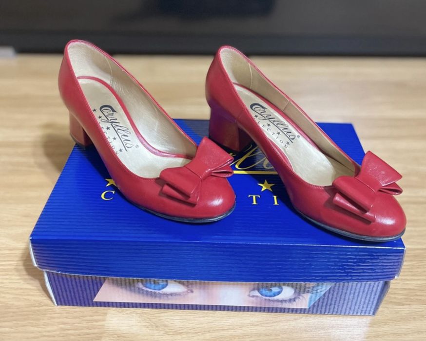 Pantofi roșii din piele