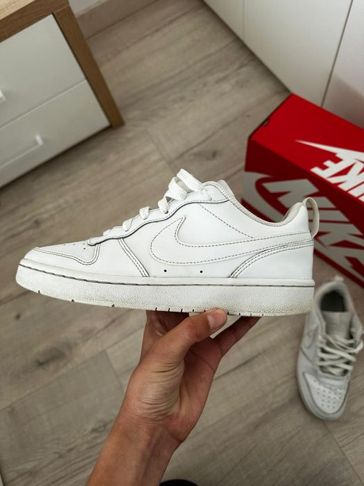 Vând adidași Nike