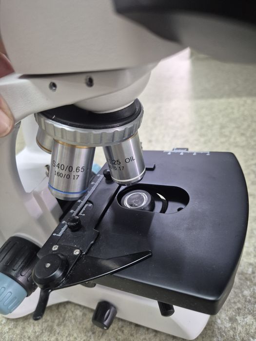 Vand aparatura medicala analizoare biochimie si hemato,microscop  masa consultatii, autoclav, lampa chirurgicala mobila, ecograf  uz veterinar