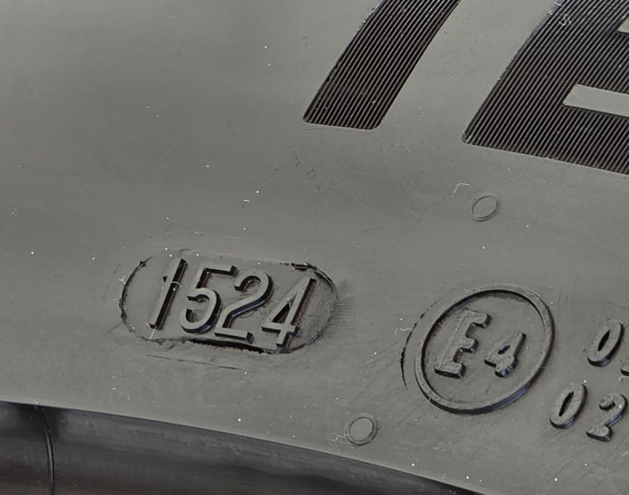 235/60/18  ESA+Tecar SuperGripP dot 15/24   
Гумите са внос от Германия, без лепенки и фитили.    
7.1 мм грайфер 
Година на производство