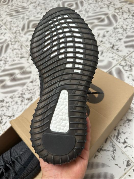 Adidasi yeezy noi