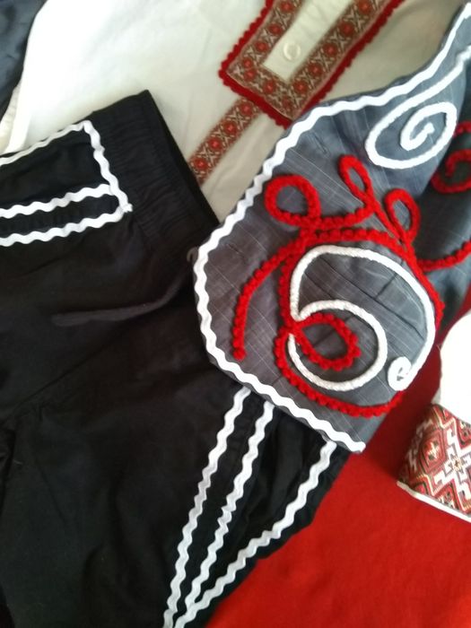 2бр.народни  носии,момчета 98-116 см,височина около 116 см