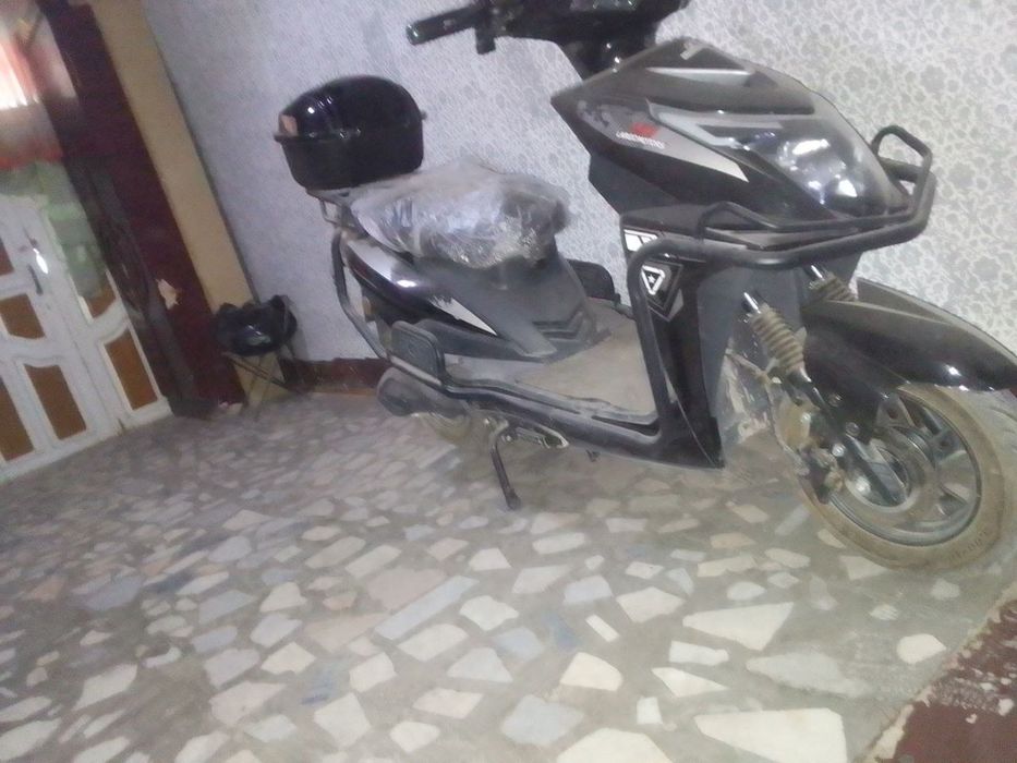 Скутер сотилади.