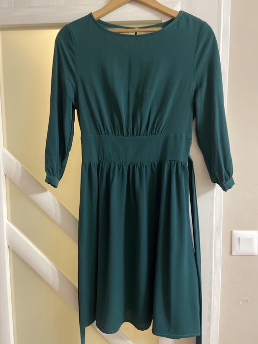 Маслено зелена рокля с коланче