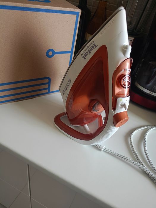 Vând fier de calcat Tefal EasyGliss Eco FV5782EO,2800 W,cu talpa Durilium Airglide.