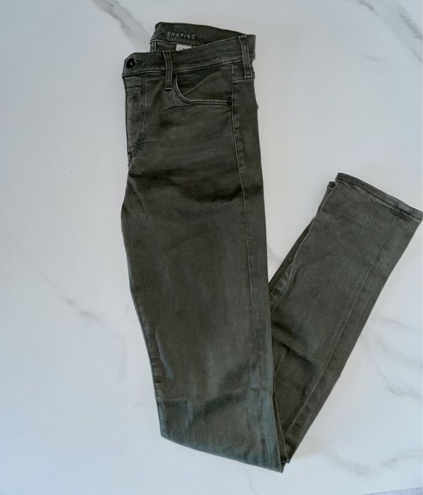 Дамски дънки в тъмнозелен цвят