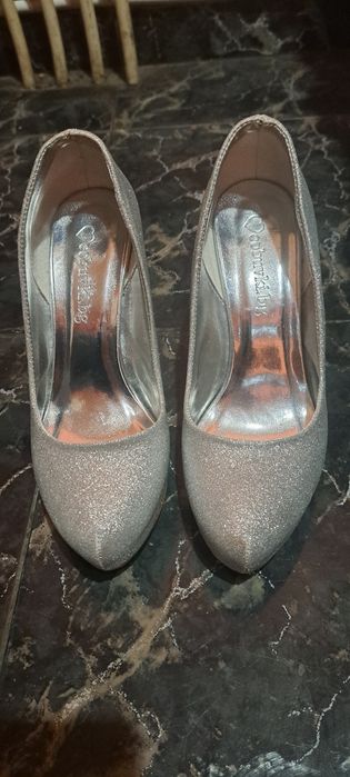 Сребристи обувки и чанта