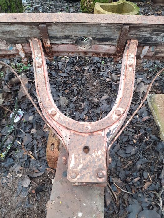 Заден мост от дървена каруца с колела за направа на оръдие