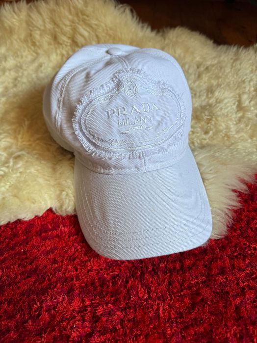 Șapca originala Prada