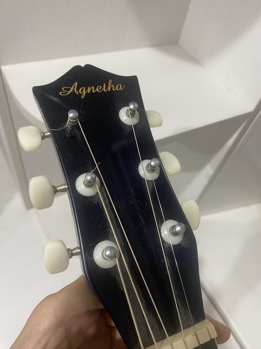 Продам аккустическую гитару 6 струн  в отличном состоянии