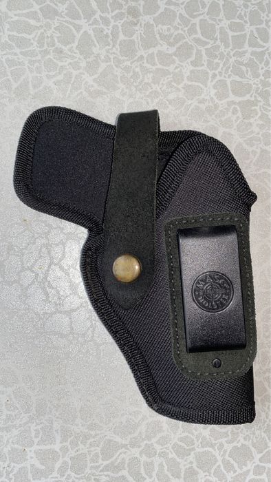 Кобури за пистолет и пълнител.