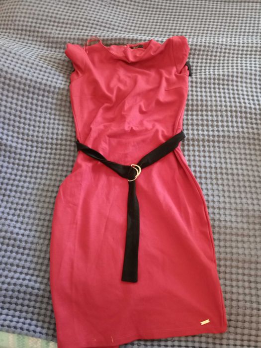 Рокля Mohito червено и черно