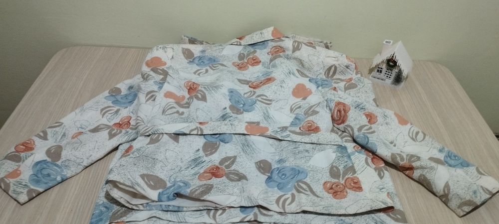 Женский костюм  нежного цвета с розочками