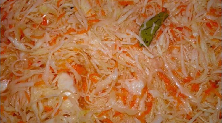 Квашеная капуста, очень вкусная, хрустящая.