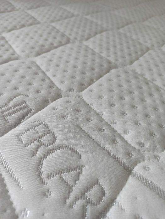 Продавам едностранен матрак 160 × 200 см, средна мекота.