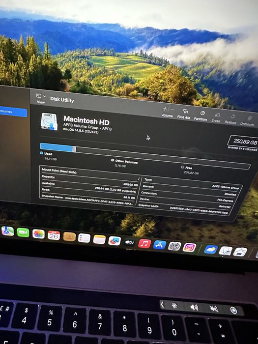 Macbook pro 2016 touch bar 15 inch