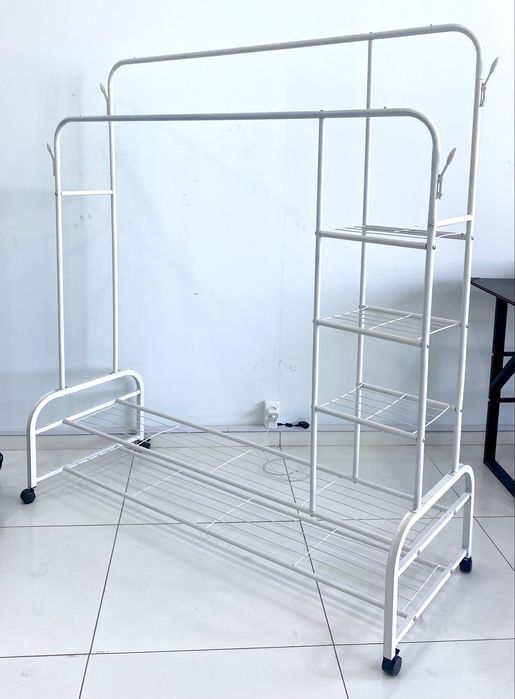 Белая стойка-вешалка на колёсах с полками для обуви