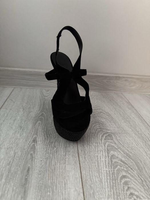 Елегантни високи обувки с камъни