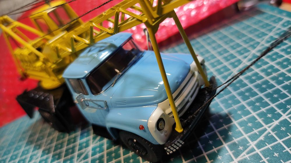 Модель автокрана в масштабе 1:43