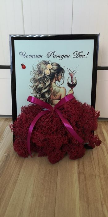 Картина със скандинавски мъх – дама във вишнева рокля