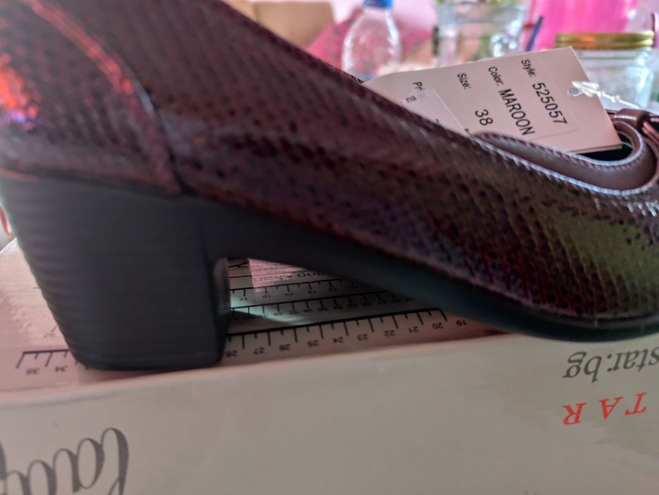 Дамски обувки във вишнав цвят пролетни