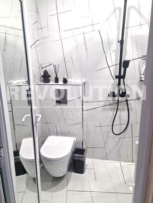 Луксозен тристаен апартамент в района на Колхозен пазар