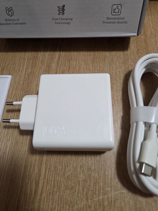 GaN 100W бързо зарядно устройство (модел HR-100WPD), произведено от Foshan Huaboyuan Electronics Co., Ltd. Технология: Използва галиев нитрид (GaN)