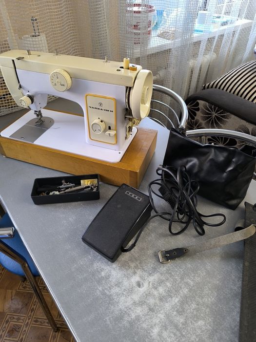 Машинка швейная электрическая
