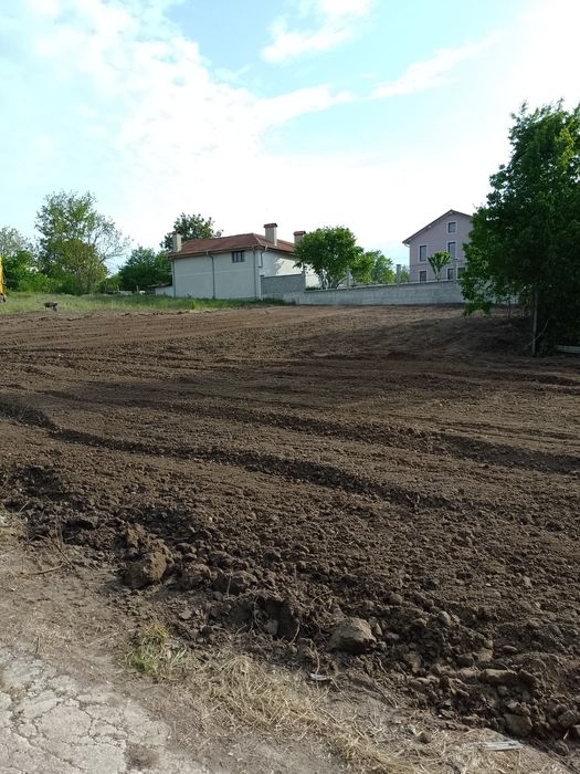 изграждане на огради с бетонни , подцинковани колове услуги с багер.