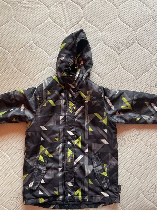 Яке за момче подходящо за зимни спортове и ежедневие