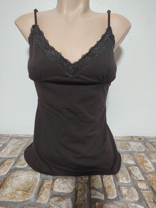 Top maro cu dantela neagra