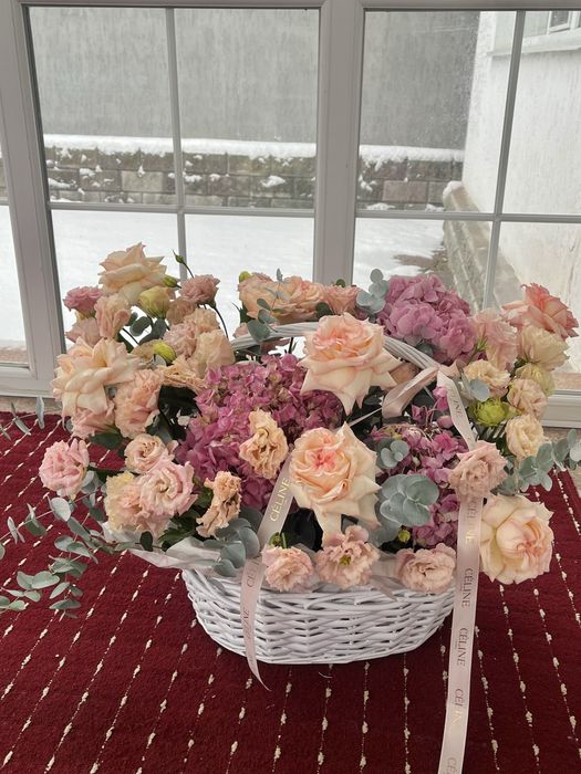 Объемная композиция цветов в корзине