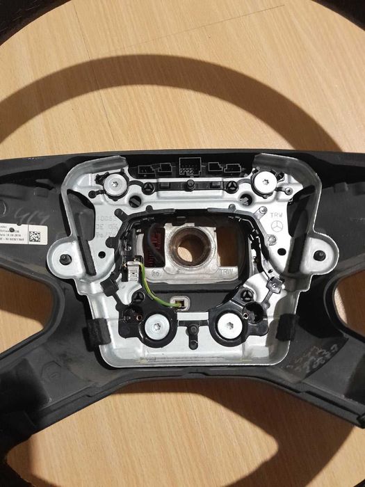 Продавам кожен волан за Мерцедес W212,W204