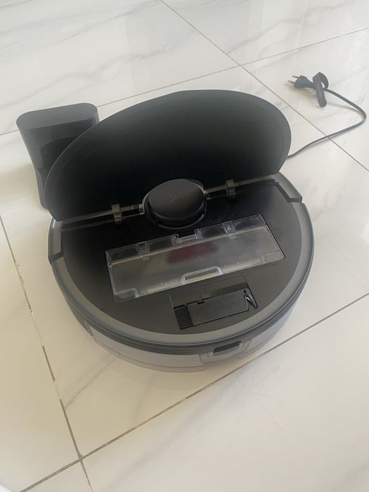 Продам робот пылесос xiaomi roborock s5 в отличном состоянии