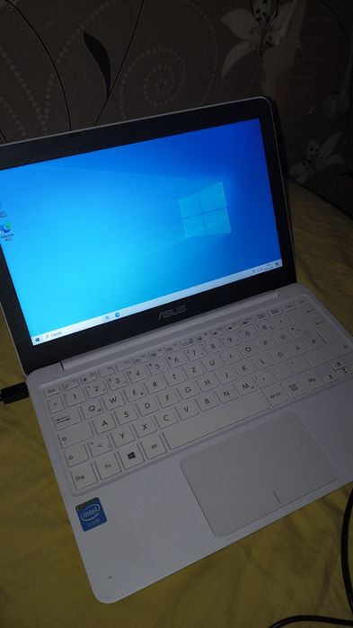 Vând laptop ASUS F205TA