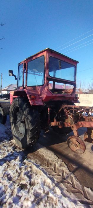 VÂND TRACTOR U650 se dă cu plug și grapa după el prețul este de 3500€