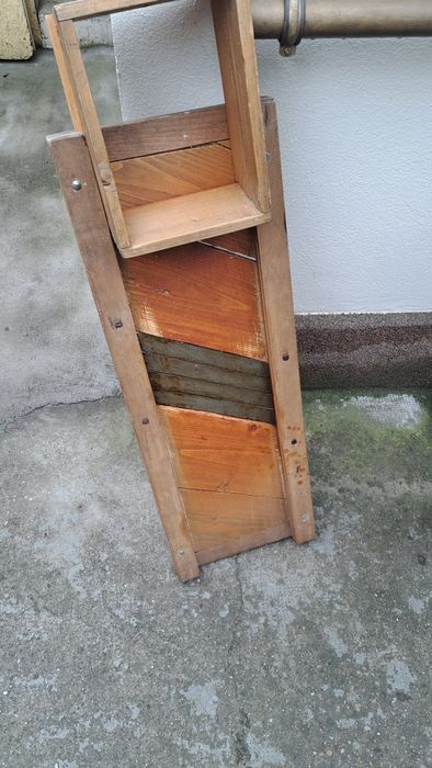 Vând tăietor manual de varza sau radacinoase in stare buna