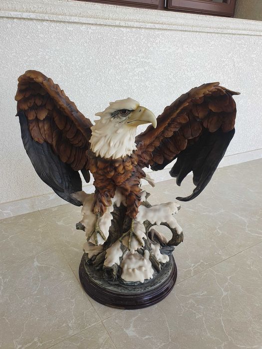 Статуя орла на деревянной подставке