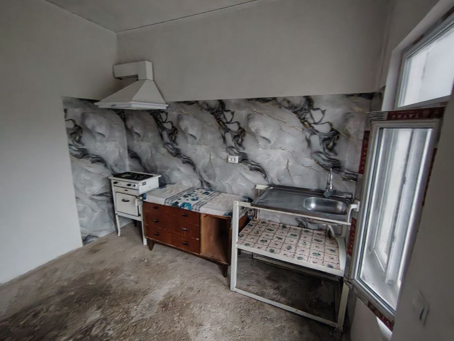 Срочно сдается участок в Чирчике юмалак в доль дороги двух комнатный