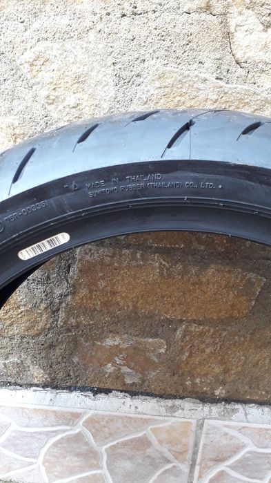 Задна мото гума.