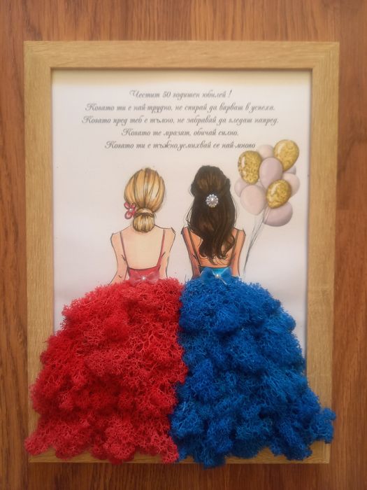 Картина със скандинавски мъх и естествени розови пъпки.