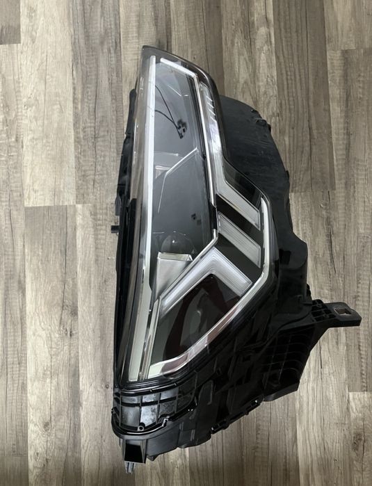Десен фар Audi q3