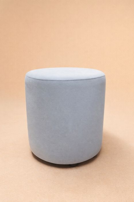 Продам пуфики новые.