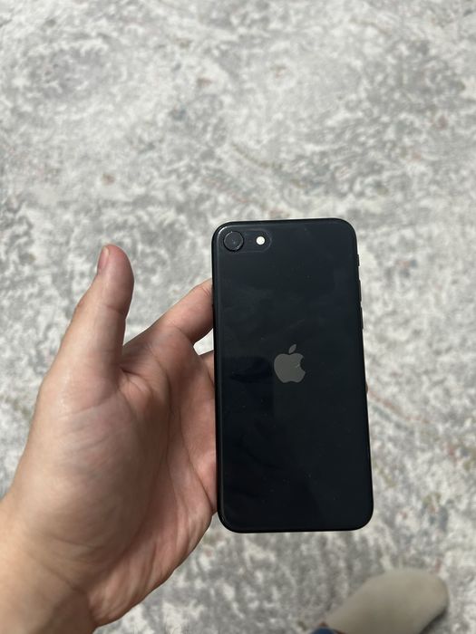 Продам Iphone SE 2020