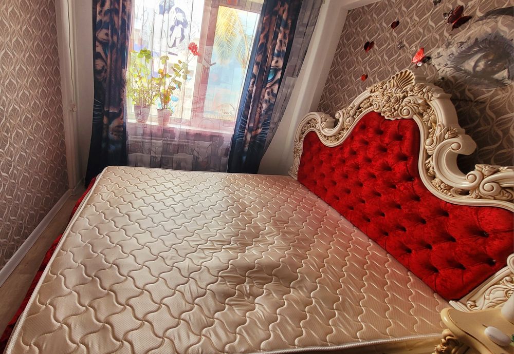 Кровать двуспальная с тумбочками