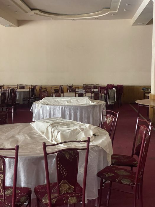 Toyxona va choyxona uchun stol stul sotiladi.  12 talik stul aylana