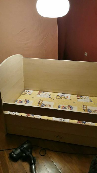 Продавам детско креватче