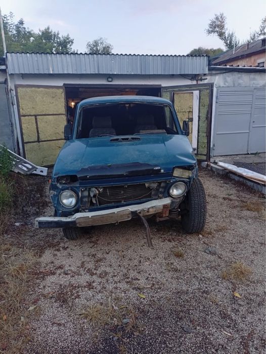 Продам Ниву (аварийная) на ходу