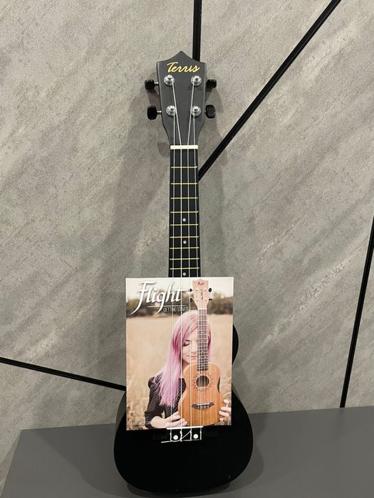 черная укулеле terris