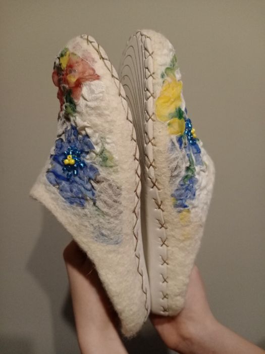 Продам  валяные из натуральной шерсти  тапки. Ручная работа.